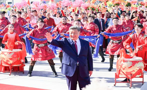 习近平在出席新疆维吾尔自治区成立70周年庆祝活动后返回北京